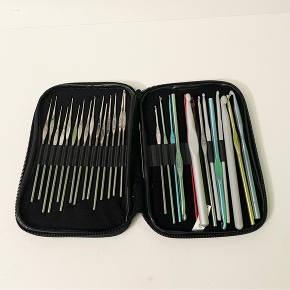 Mixed Lot of Crochet Hooks with Case - Picture 1 of 14